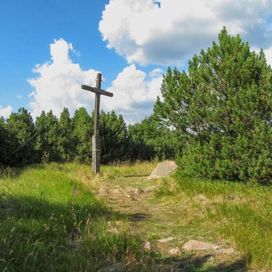 Dřevěný kříž v Košťanech na kopci Pramenáč