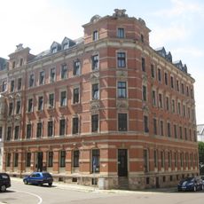 Mietshaus in geschlossener Bebauung in Ecklage Uhlandstraße 15