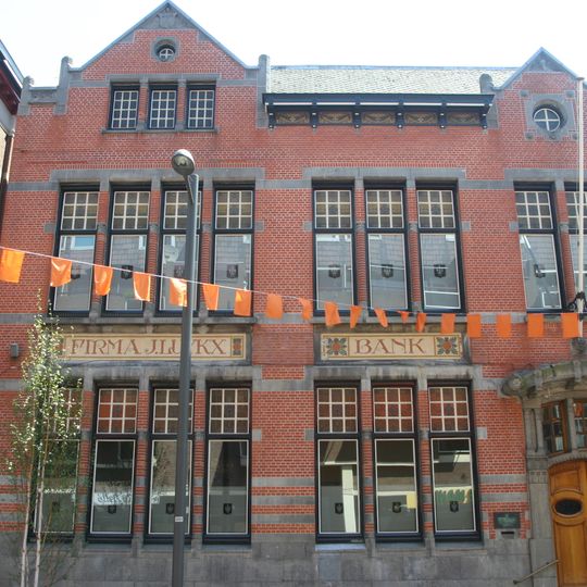 Bankgebouw, gebouwd in een op Berlage geïnspireerde Overgangsstijl