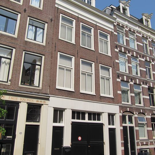 Pand met gevel onder rechte lijst