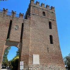 Porta e torrione del castello di Monteveglio Alto
