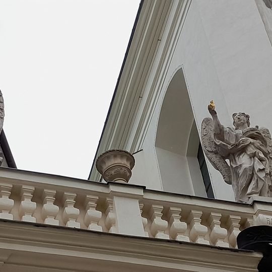 Sochy andělů na pravé balustrádě průčelí Loretánské kaple v Minoritské ulici v Brně