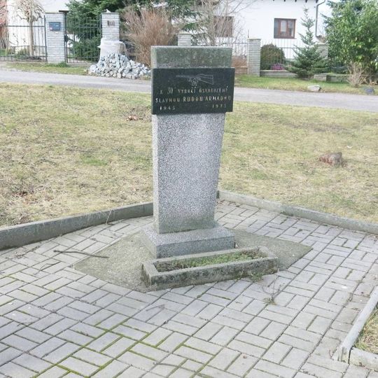 Pomník osvobození na návsi v Zlosyni