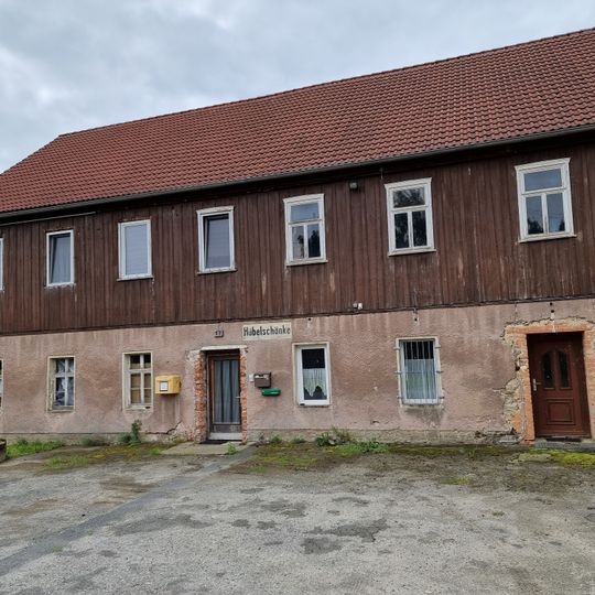 Gasthof „Hübelschänke“ über winkligem Grundriss und Scheunenanbau Schenkhäuserstraße 17