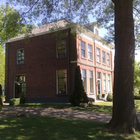 Vrijstaand pand met verdieping, gedekt door een omlopend schilddak