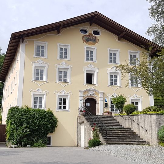 Widum Breitenbach mit Treppenanlage