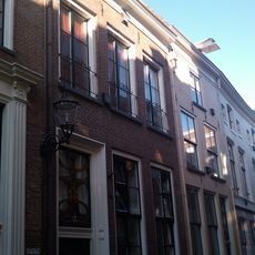 Onderkelderd huis met gepleisterde lijstgevel