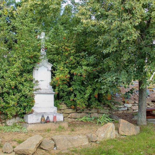 Kříž v Lipince u cesty k Bradlu