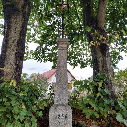 Kříž v Mohelnici u Nepomuka na návsi