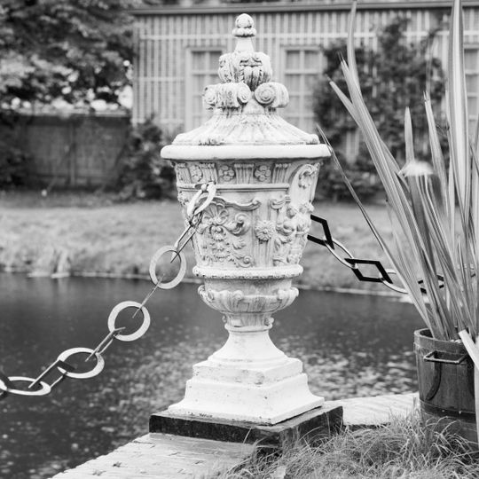 Fraeylemaborg, vier vazen op de hoeken van de voorhof