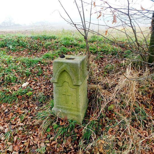 Kříž u silnice mezi Suchou a Okrouhličkou