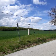 Kříž jižně od Dobřejovic u křižovatky