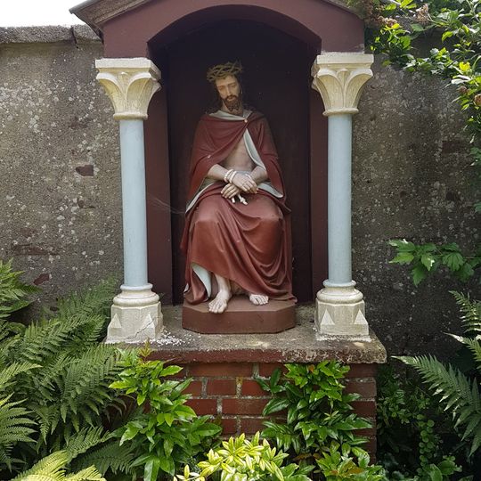 Sint-Michaëlklooster: beeld van Christus op de koude steen