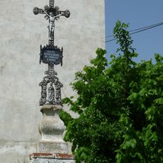 Kříž u kostela v Dobešově