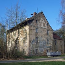 Wirtschaftshof mit allen Gebäuden, darunter das Schweizerhaus (Einzeldenkmal zu ID-Nr. 09269567) Hofeweg 1, 2, 3, 4, 5, 6, 8, 10, 12