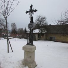 Kříž u obecního úřadu ve Veselé