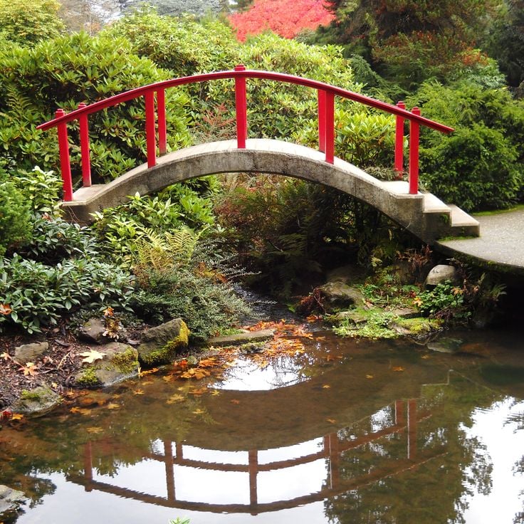 Pont en demi-lune du jardin Kubota