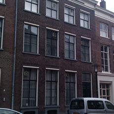 Pand onder schilddak met lijstgevel