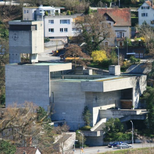 Römisch-katholische Pfarrkirche St. Michael mit Altar und Michaelfigur