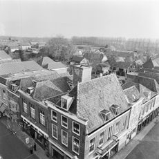 Hoekpand met lijstgevels en hoog schilddak, achter tegen puntgevel