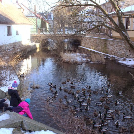 Most Rybovy ulice přes Jalový potok v Rožmitále pod Třemšínem