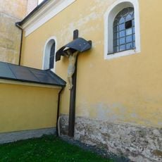 Kříž u vchodu do kostela ve Zdislavicích