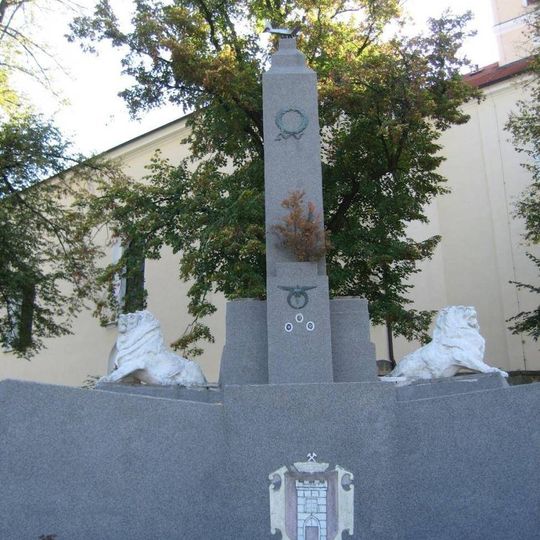 Pomník padlým vojenským letcům u kostela sv. Mikuláše v Krásné Hoře