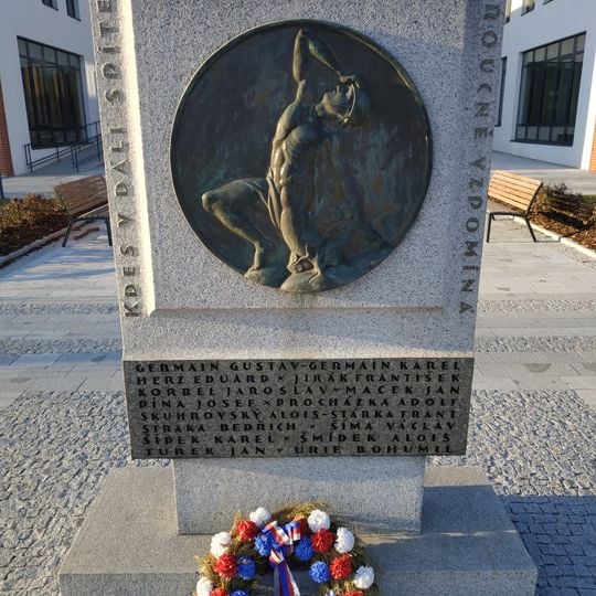 Památník před úřadem v Týnci nad Sázavou