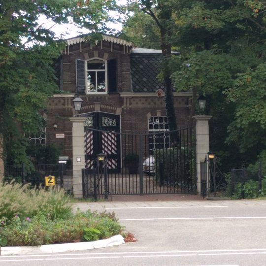 Toegangshek met keermuren