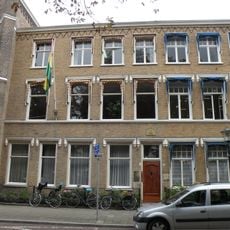 Voornaam woonhuis in bakstenen neo-gotiek naar Engelse trant