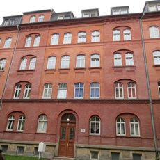 Mietshaus in geschlossener Bebauung mit Vorgarten; Klarastraße 40