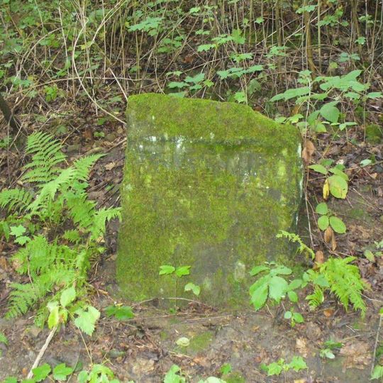 Pamětní kámen sesuvu skal 1938 v parku pod Stoličnou horou v Děčíně