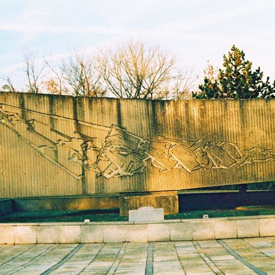 Betonový monument na čestném pohřebišti sovětských vojáků na Ústředním hřbitově v Brně