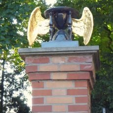 Algemene begraafplaats: toegangshek in electische trant