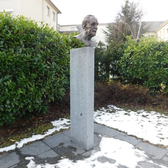 Busta profesora Zdeňka Kunce v areálu ÚVN Praha