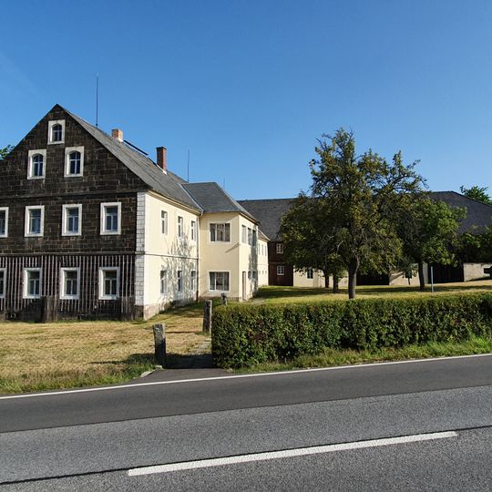 Wohnstallhaus und Scheune eines Zweiseithofes Pirnaer Landstraße 8