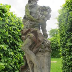 Alegorická socha Říjen v zahradě zámku v Lysé nad Labem