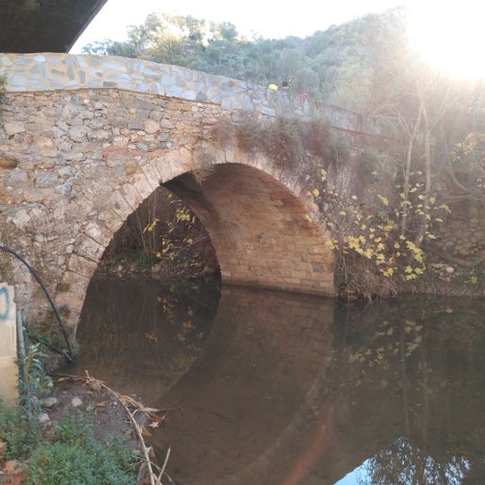 Puente de piedra en Tavizna sobre el Río Tavizna