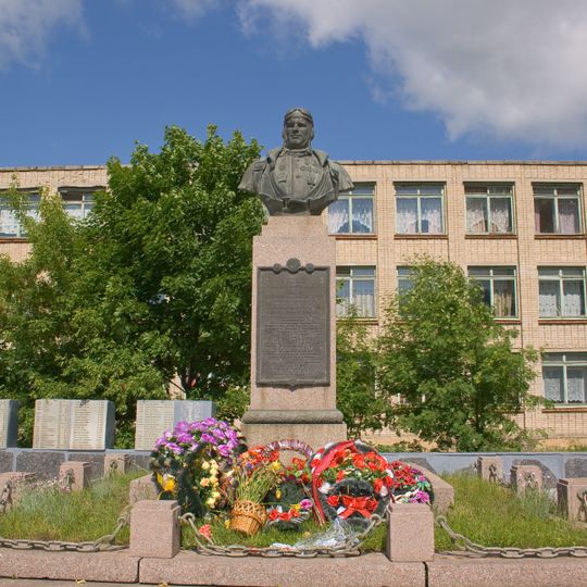 Бюст дважды Героя Советского Союза Б.Ф. Сафонова