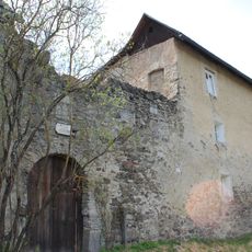 Teilbereich der Vorburg von Burg Lavant (Petersbergweg 14)