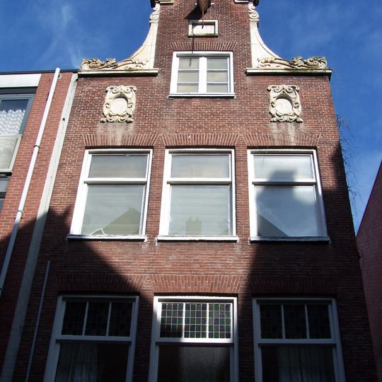 Huis, vanwege de zandstenen onderdelen van de gevelhals en de twee oeils-de-boeuf