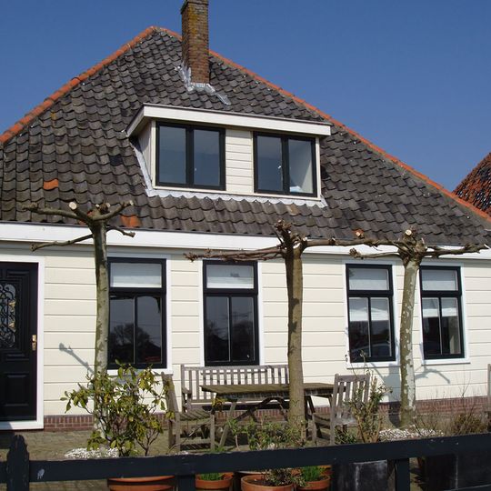 Langgerekt houten stolphoeve