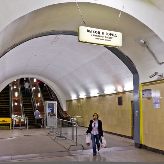 Эскалаторные спуски станции метро Рижская