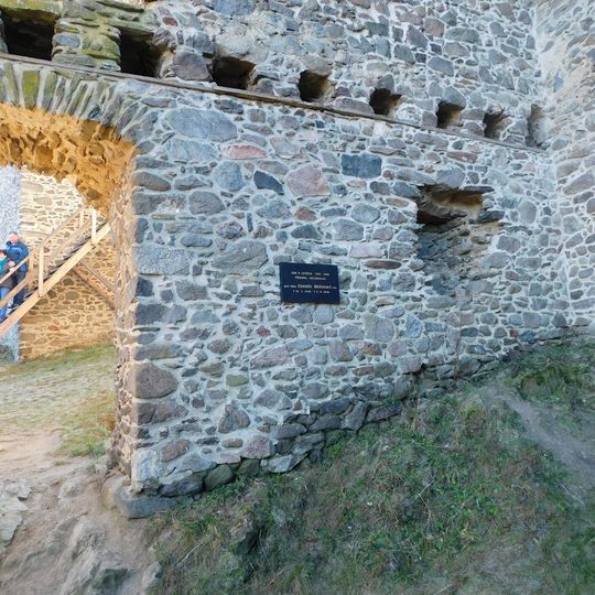 Pamětní deska Zdeňka Měřínského na zřícenině hradu Rokštejn