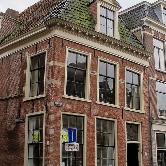 Hoekpand met geblokte kroonlijst onder voor afgeschuind zadeldak