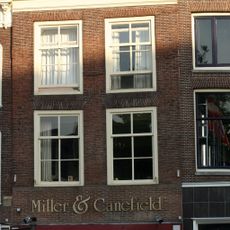 Pand met lijstgevel voor huis met schilddak