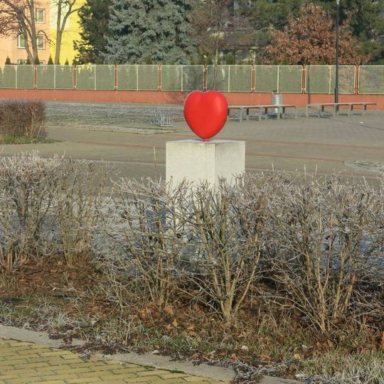 Plastika Srdce na křižovatce ulic Husova a Na valech v Poděbradech