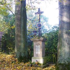 Kříž u cesty ke hřbitovu v Markvarticích