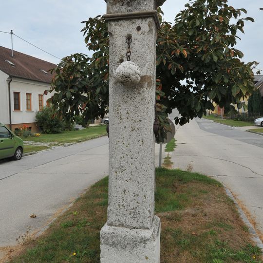 Pranger/ Pfeiler mit Kugel und Schließeisen