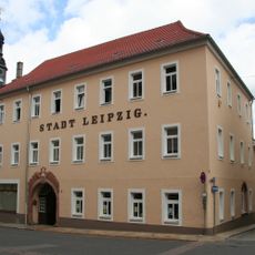 Hotel in Ecklage und halboffener Bebauung